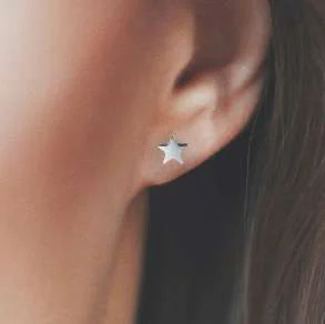 Orecchini Stella in acciaio indossati